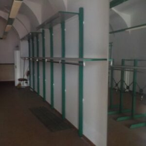 Arredo negozio a muro